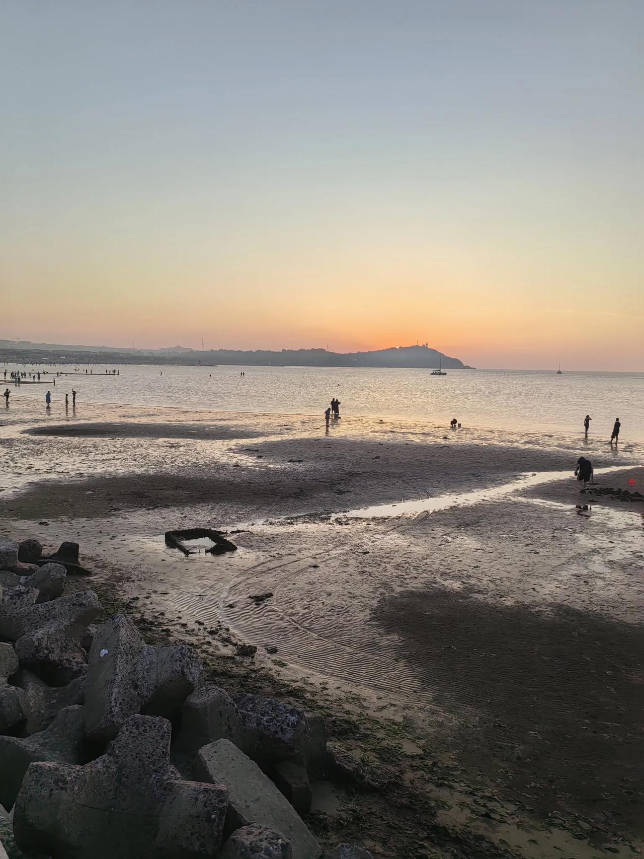 #随手拍的夕阳美景#烟台蓬莱阁景区旁边的海水浴场