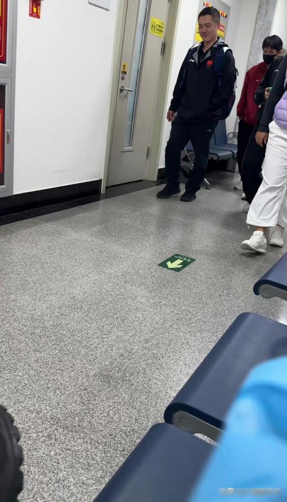 有网友称在医院遇到了林诗栋，但不能据此断定他又受伤了，也不能把这与他没去现场看小
