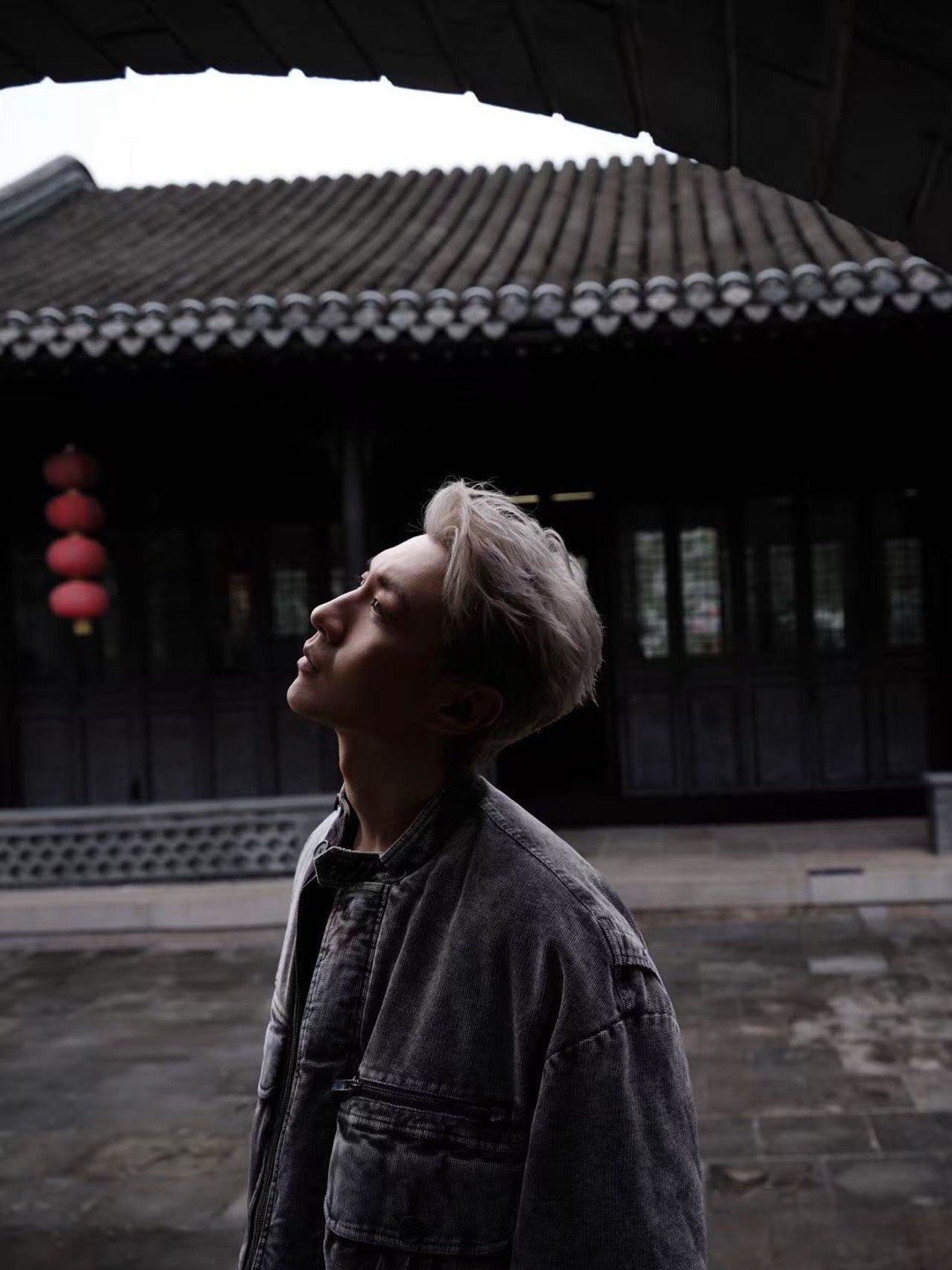 王青音乐节银发适配度直接焊死在满分档！🥳 复古牛仔装自带随性腔调，清冷气质又添