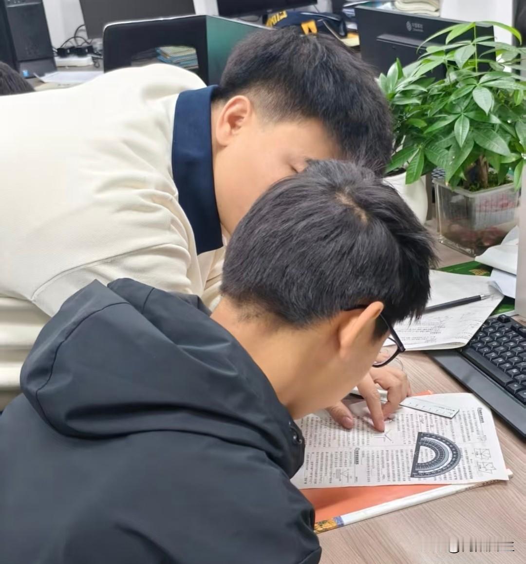 在咱学生心里，
好老师压根不用端架子！
讲课不照本宣科，
唠嗑似的就把知识点讲透