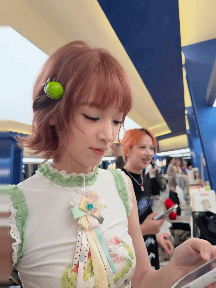 隔着屏幕都闻到卧蚕身上的奶粉了就这个婴儿萌 