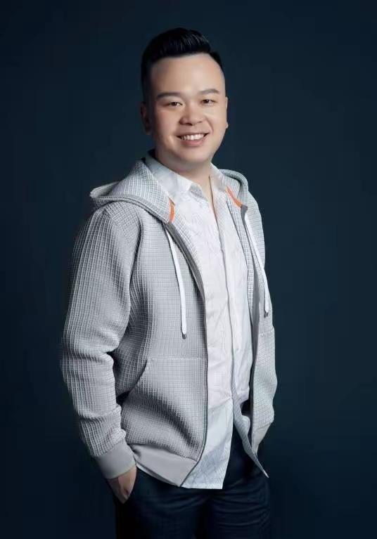 林奇出生于1981年，终年才45岁。留下了三个婚生子女和一个非婚私生子。
许垚在