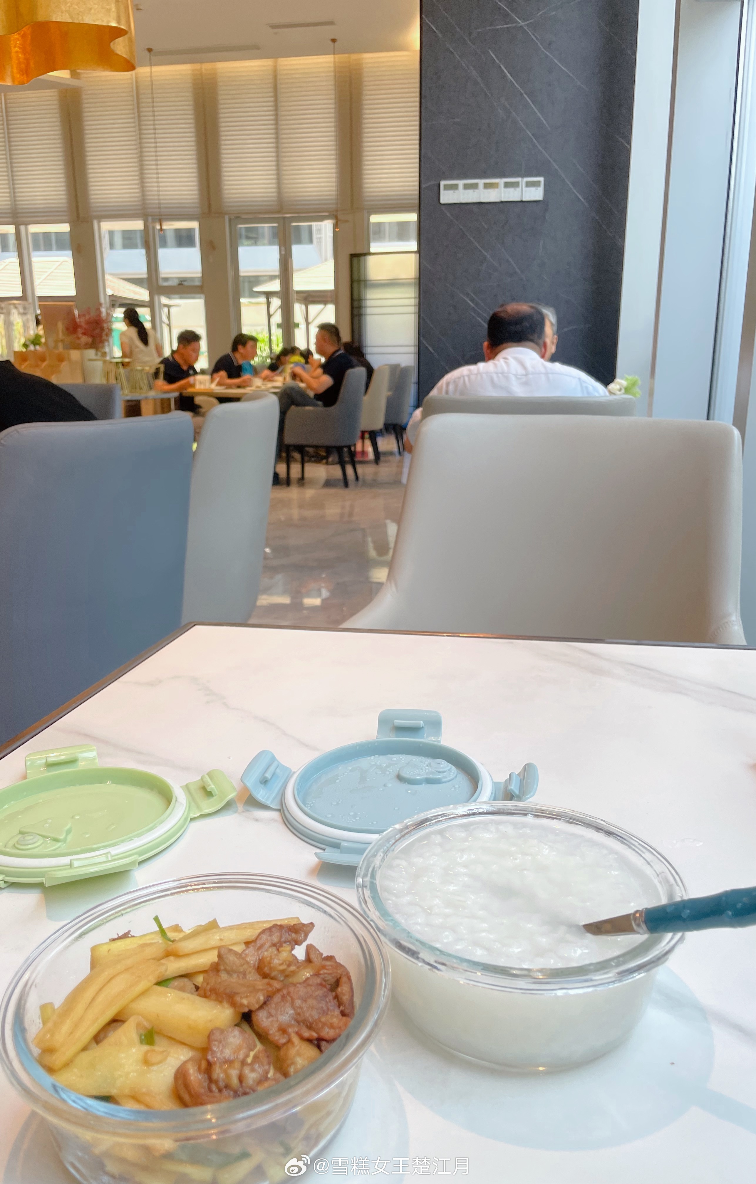 独占一桌吃饭，很契合我的岗位和个性