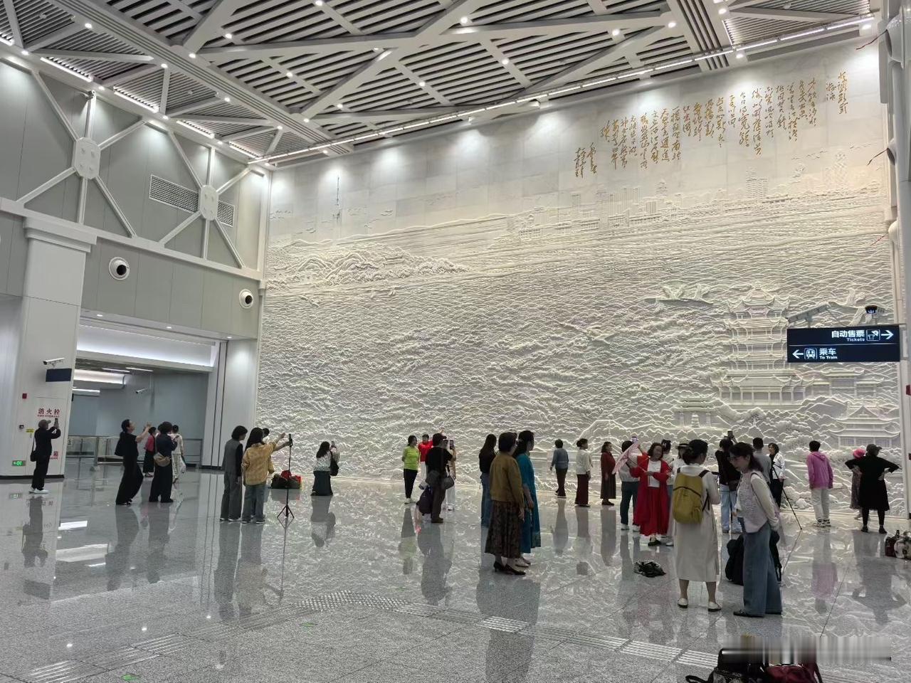 武汉地铁12号线，站台做的美极了。武汉不太会做房子，但是很会做地铁！