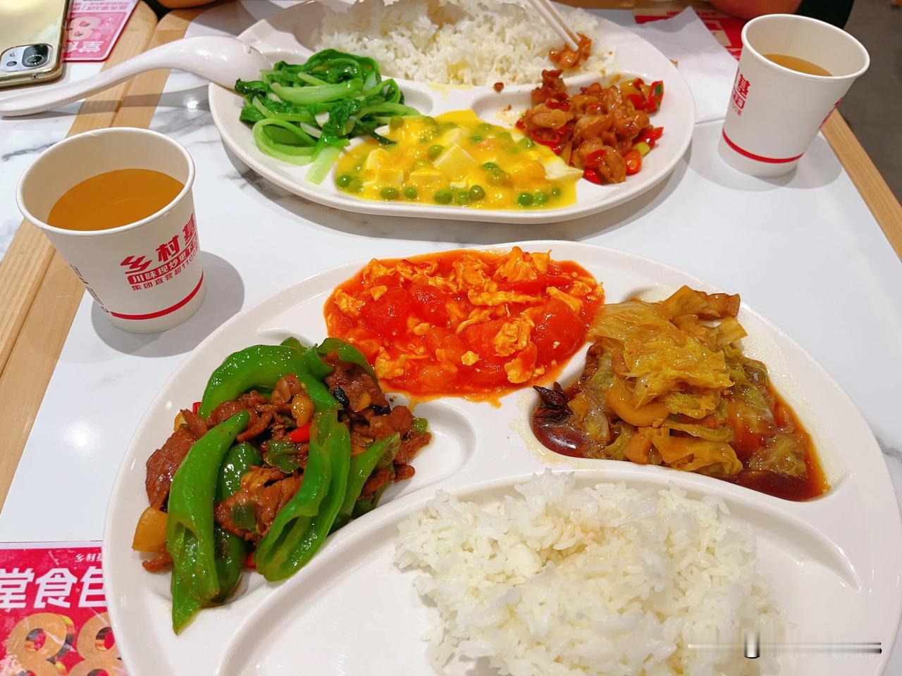 跟飞嫂中午先吃了口饭，然后去丝芙兰溜达了一圈，我给她试色了我买的口红。她说很好看