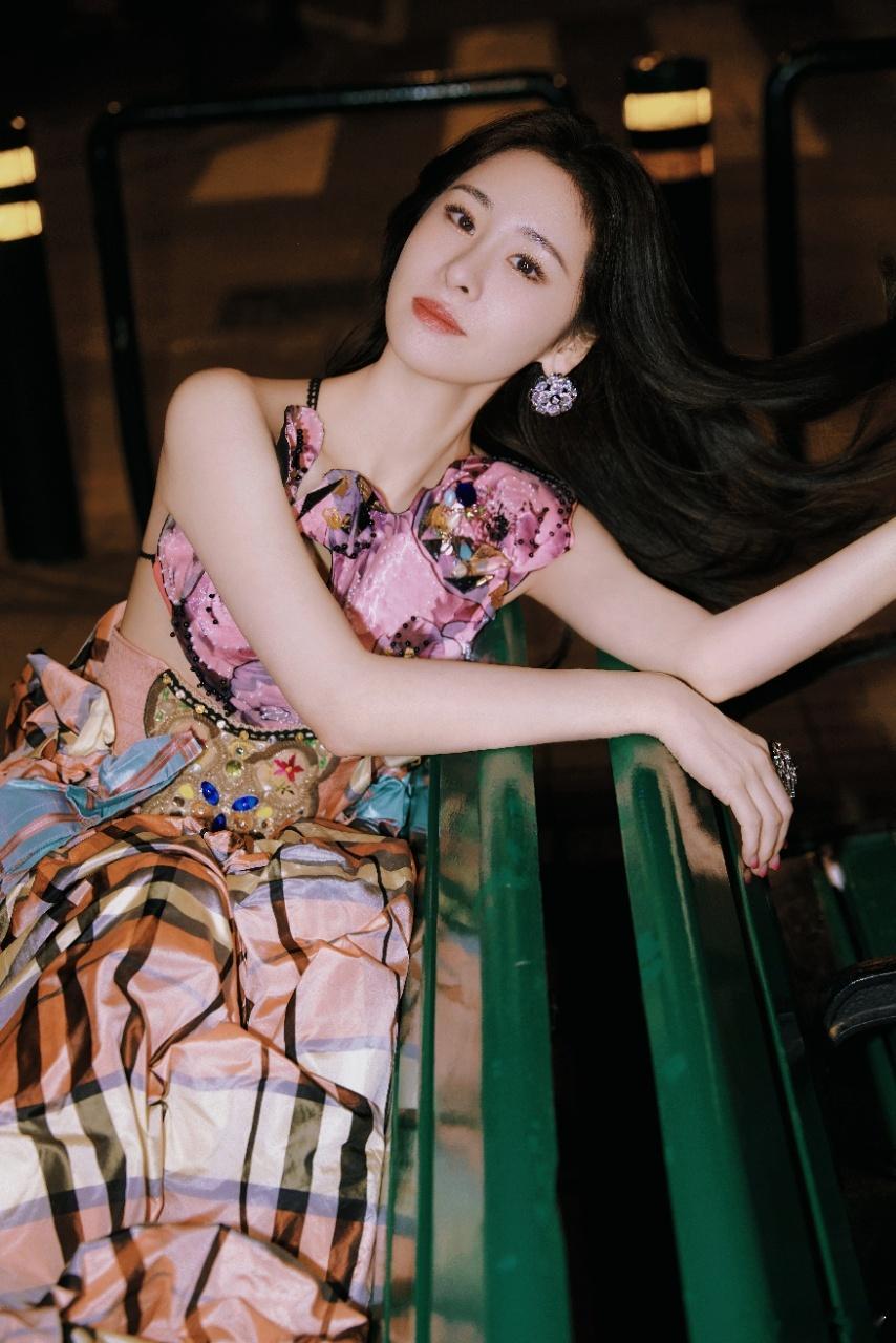 张碧晨夜逃公主造型 造型繁复却不失活力，粉色格子太衬气质，姐姐的舞台值得期待