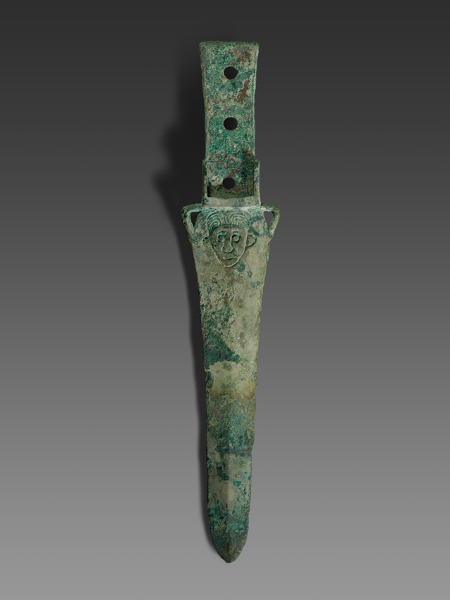 上海博物馆藏商晚期:人面纹短剑 