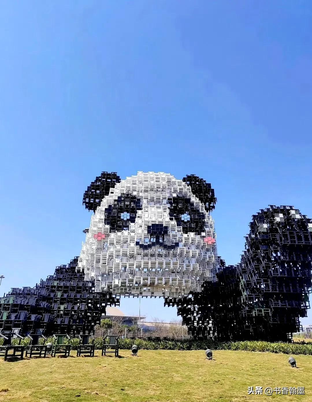 创意神作！
四川成都双流机场T1停车场旁，用椅子搭的巨型熊猫。
这个创意真的跟成