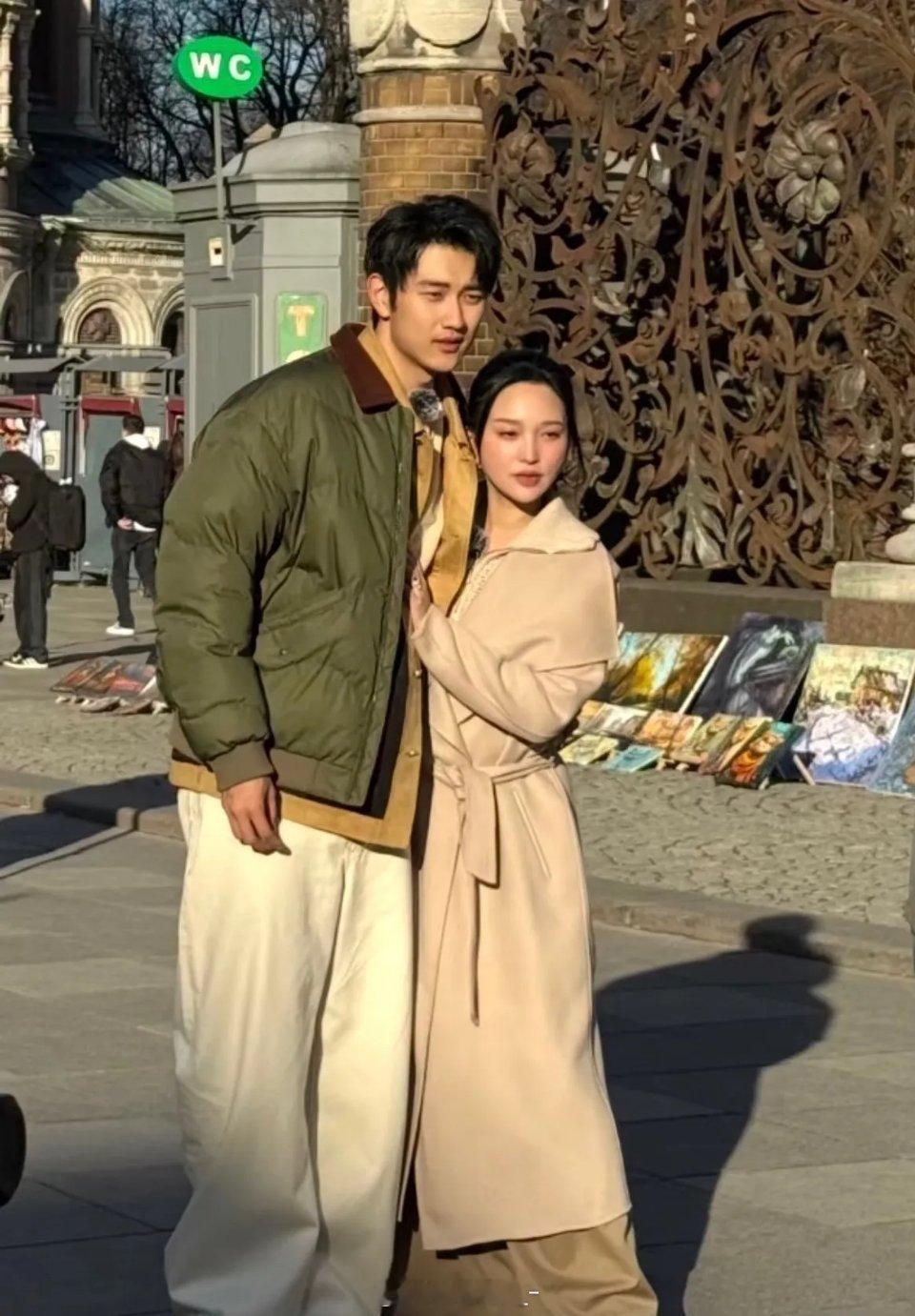 金莎和她男朋友事业上也是双赢，现在影视寒冬，他俩没在一起的话估计一个在走穴，一个