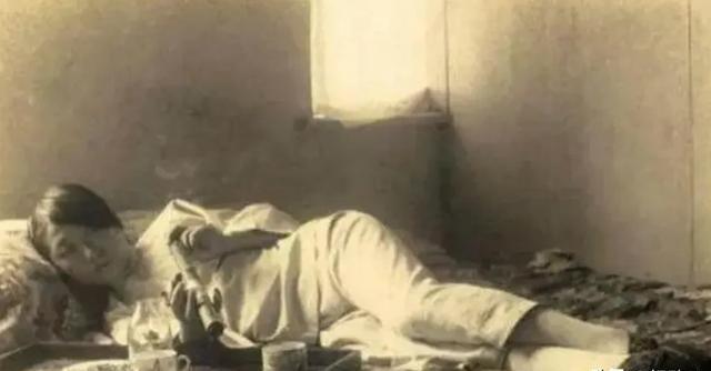 1916 年，清末巨富临终对女儿说 “别成婚，爹爹伴你一世”，她吞尽最后一口生鸦
