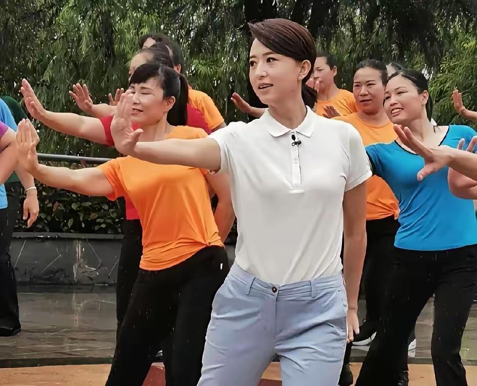 这里面有一位美女主持人
你们认识她吗？
她的主持风格很沉稳，很内敛，就算是董卿、