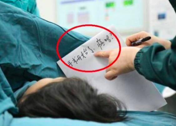 河南一聋哑女子难产，医生解开衣服一瞬间，肚子上面写着：“如果有危险，请先保孩子，