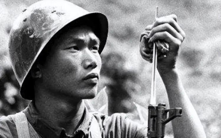1990年重庆街头，一个农民被数十个混混围攻却丝毫不惧，他竟徒手接住扔来的板砖进