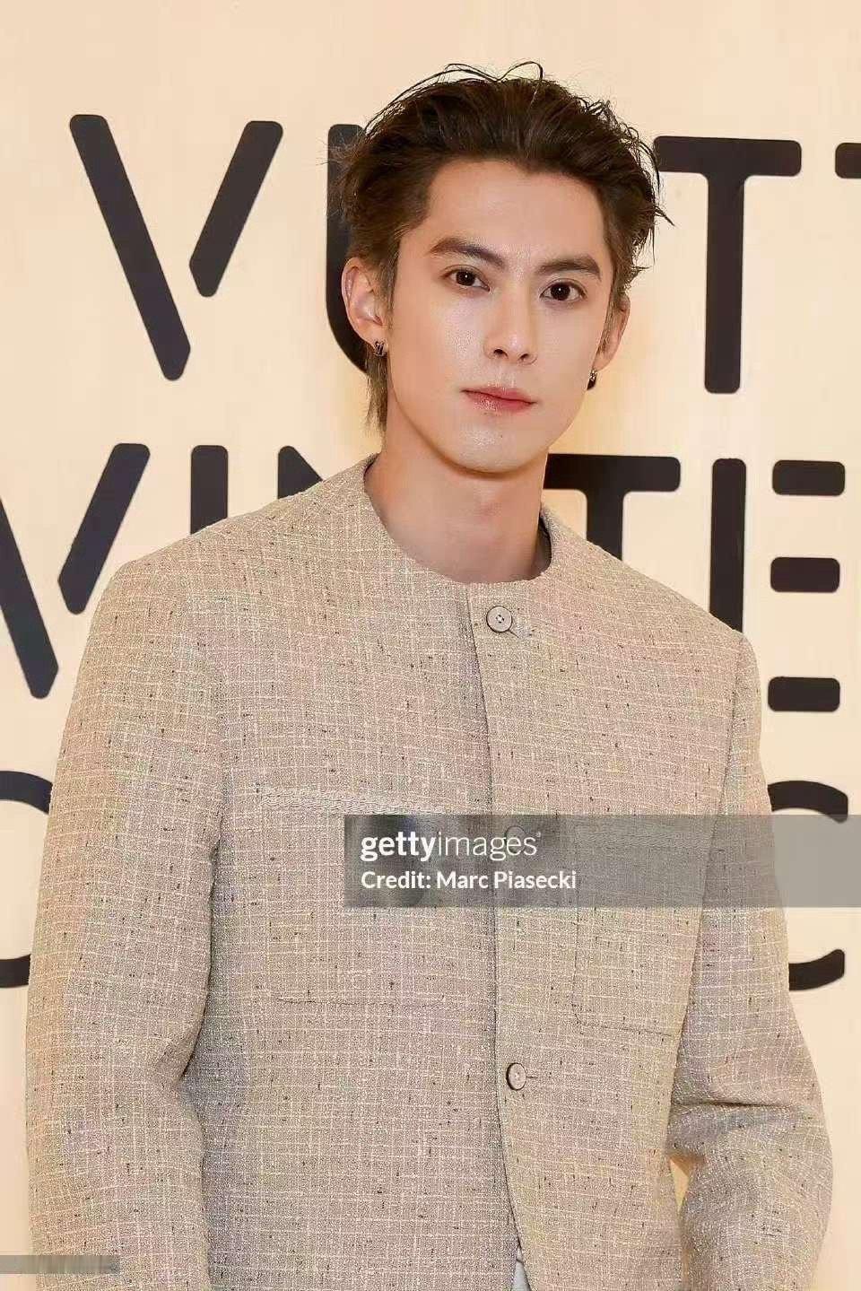 王鹤棣扛住G社镜头王鹤棣米色套装王鹤棣扛住G社镜头，哇塞，好看好看 