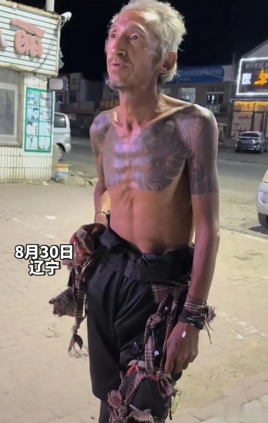 这位满头白发的流浪男子名叫王德江，是一位不折不扣的富二代，因为一段短暂的感情，把