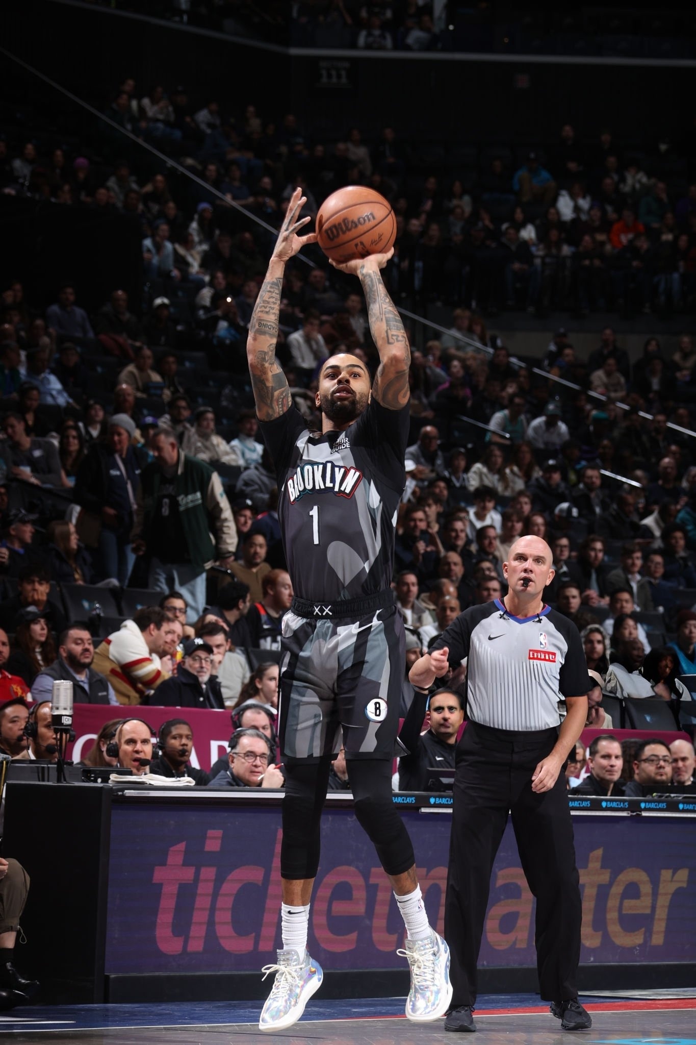 SNEAKERS ON COURT  D'Angelo Russell & Li