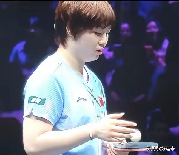 很奇怪啊？没有教练的蒯曼打的更出色！重庆冠军赛，蒯曼与孙颖莎、王艺迪比赛时，由于