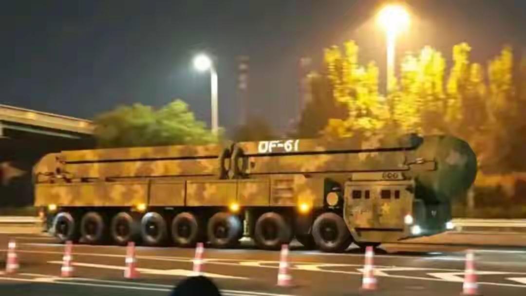 东风-51去哪里了？51放假？
九三阅兵太震撼了，让全世界都知道中国人惹不起。