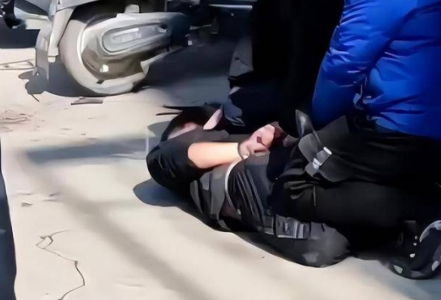 痛心！广东揭阳，退伍军人带5岁的儿子出门游玩，被3个人贩子盯上，半路买水果时，儿