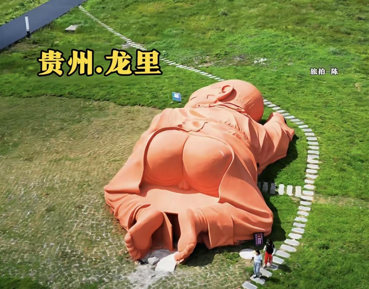 刷到个说法，看得我后背发凉。

有人说那个在戈壁滩上睡觉的“大地之子”雕塑，搞不