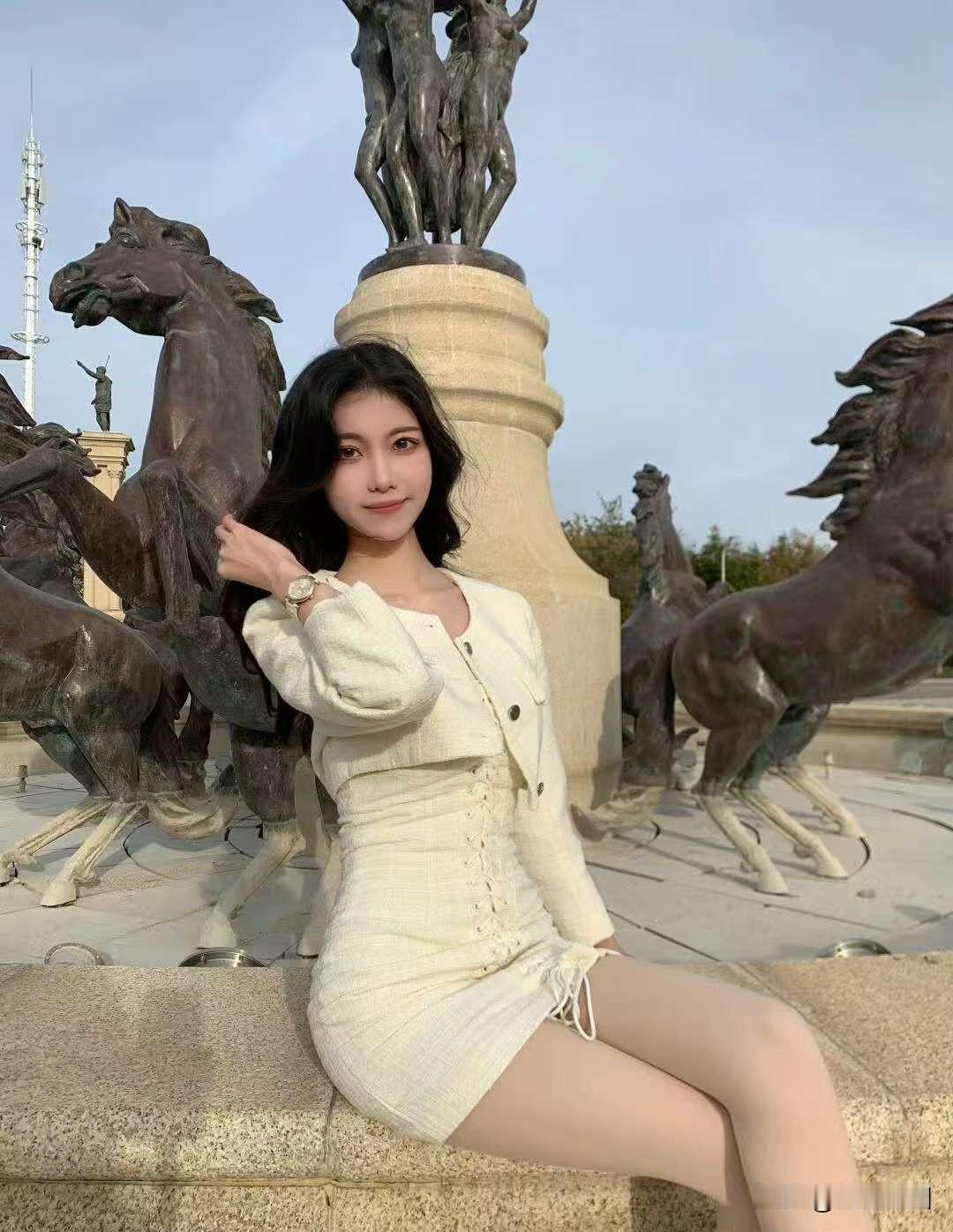 优雅白裙少女，与青铜马雕塑的浪漫邂逅🌟