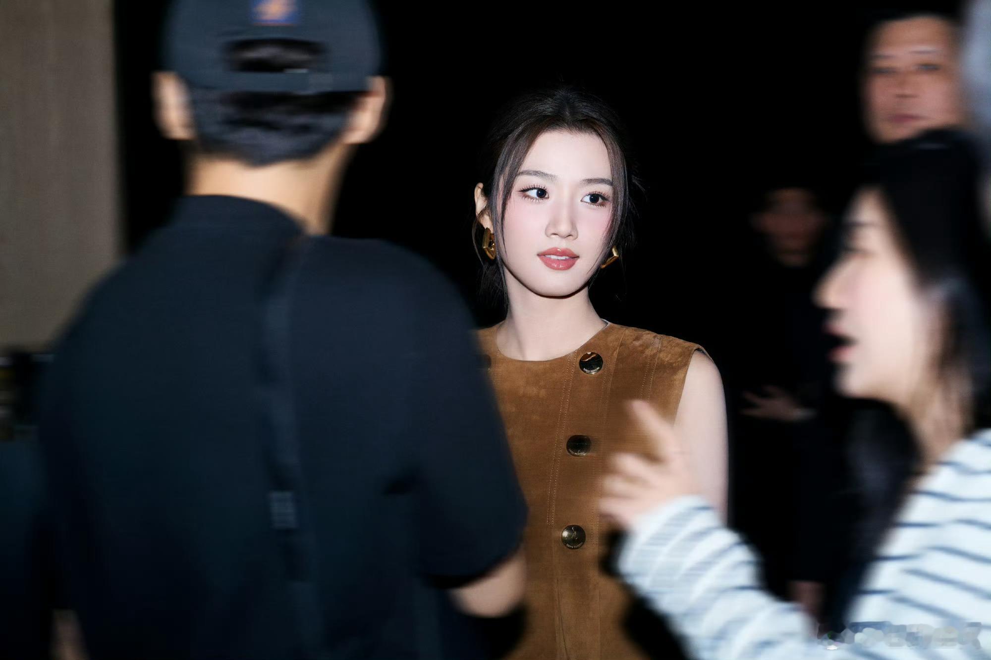 救命！卢昱晓和LV的适配度也太高了！经典Monogram外套都能被她穿出清新脱俗