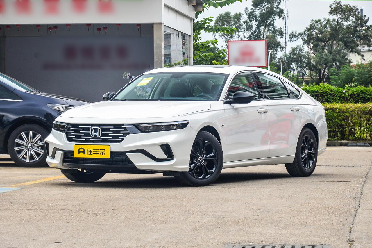 在15万至20万的价格区间内，可供选择的中级轿车数量众多。若在雅阁与天籁之间做抉