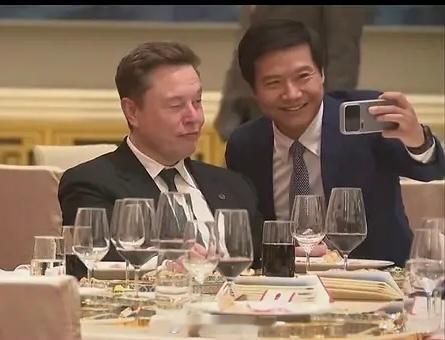 马斯克自拍好妩媚 