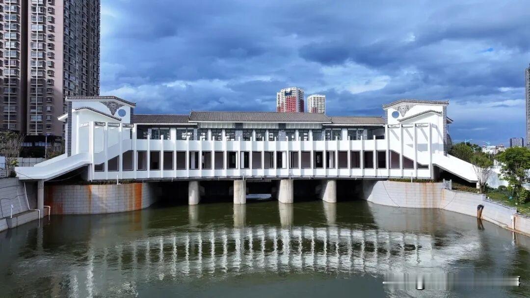 进入主汛期，大理多轮强降雨使西洱河新节制闸迎来“首考”。这新闸可不一般，它是洱海