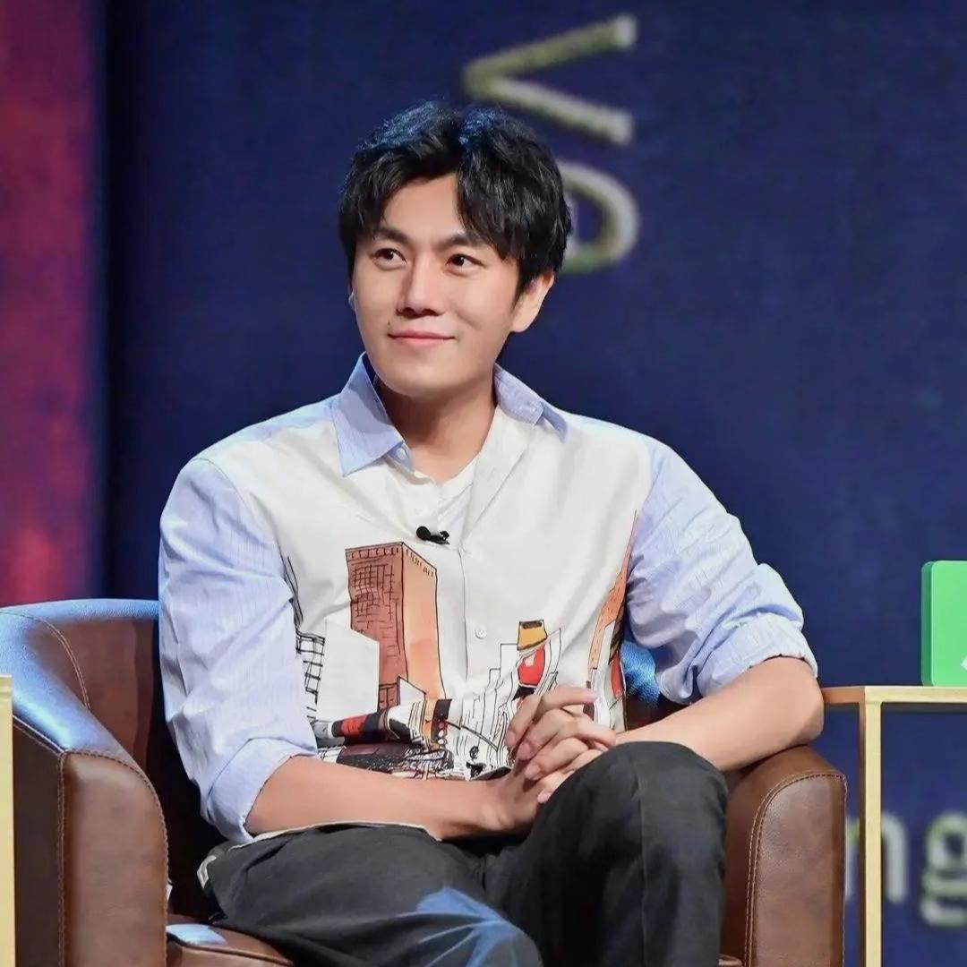 秦昊说: 我最大的成就
不是拿了影帝，也不是娶了一个好媳妇
而是刚毕业时听了老师