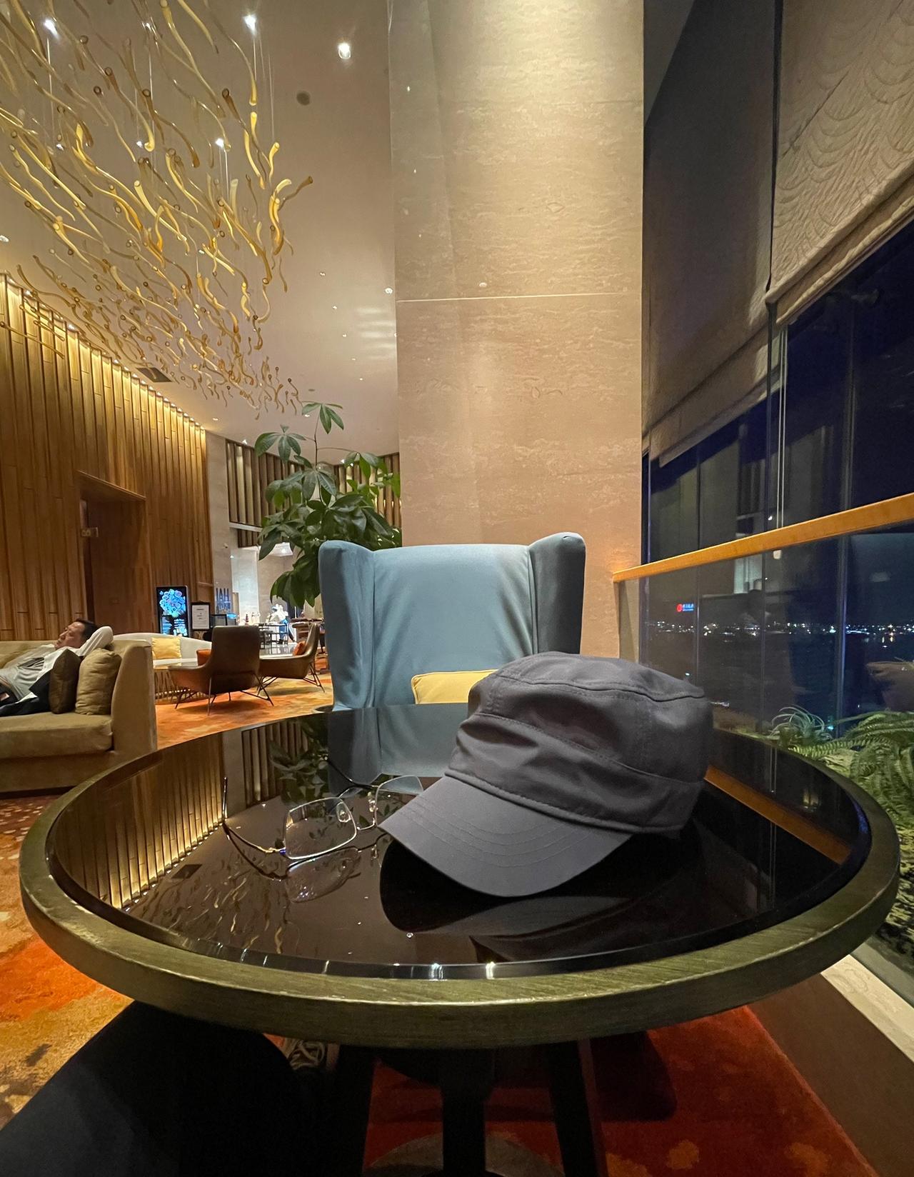 分享我这周有趣的事：这是我第三次丢帽子啦。一个款式不同颜色的帽子我买了三顶，在网