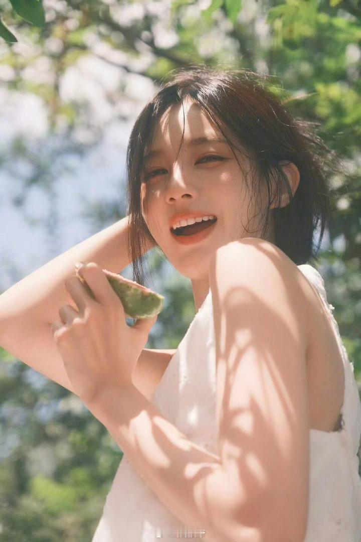 李一桐评论去世粉丝博文 那个因为宋小鱼而喜欢李一桐的姑娘离开了。李一桐在评论区写