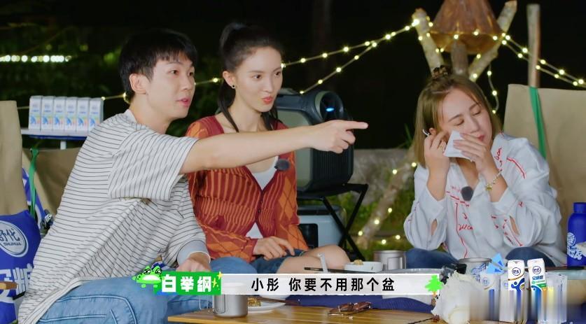 笑疯了：沈腾这张嘴啊，真是谁都不放过... 

贾冰又做了一桌好饭，于小彤吃的根