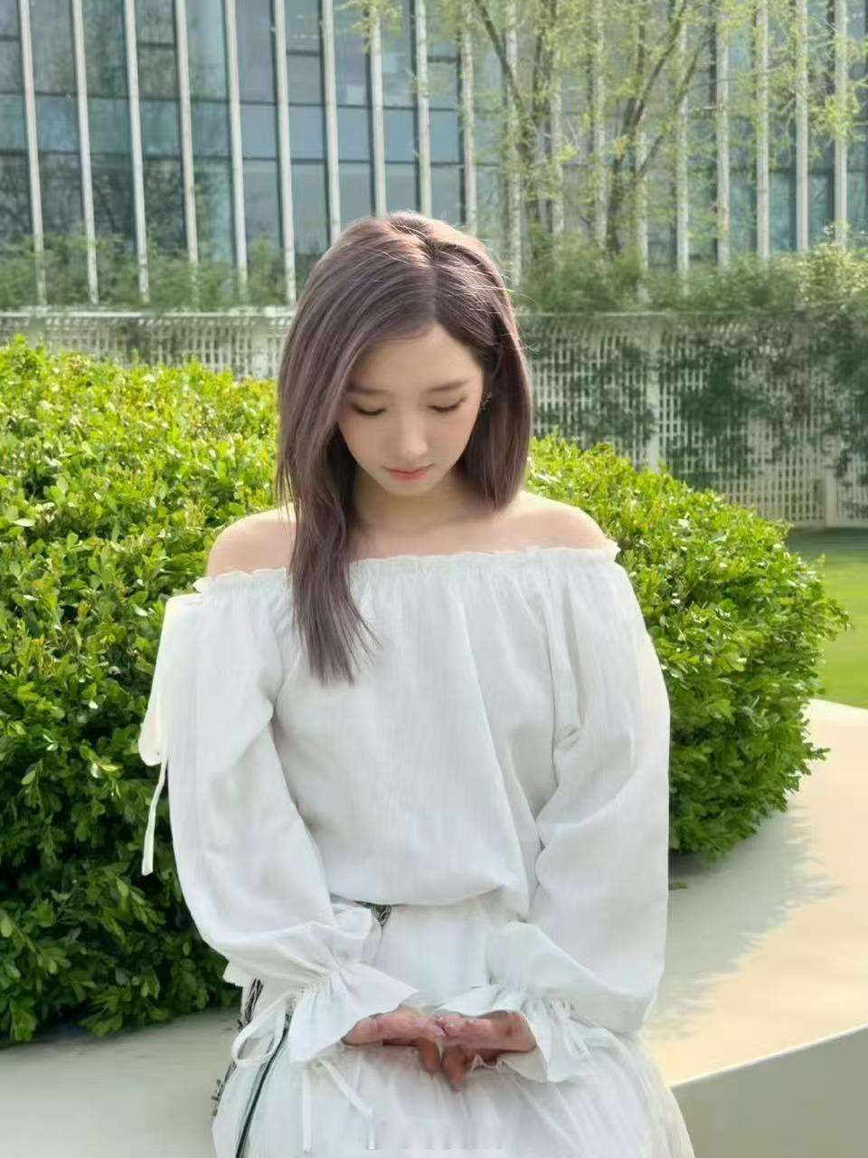 孟美岐恋爱 狗仔天天蹲着拍女明星谈恋爱真的挺无聊的，孟美岐又不是未成年，谈个恋爱
