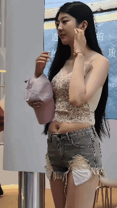 我家也有一条牛仔裤，
我没敢撕这么短[黑脸]