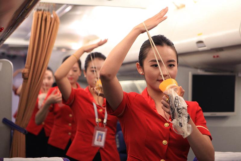 从空姐到犯罪头目：200个姑娘的人生，被她带进了沟里

胡志明市的新山一机场，大