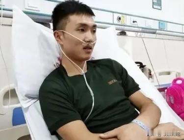2019年，退伍军人尹文杰在抓小偷时，突然看到了小偷长相，他吃了一惊，赶紧松手，