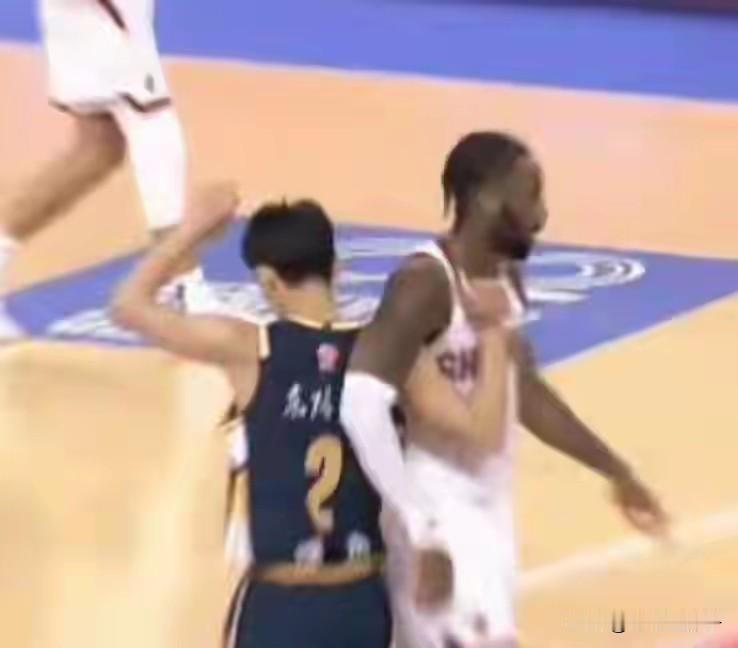 篮球比赛哪有不激烈对抗的，哪有身体不接触碰撞的，这些都正常，但是还是不要没完没了