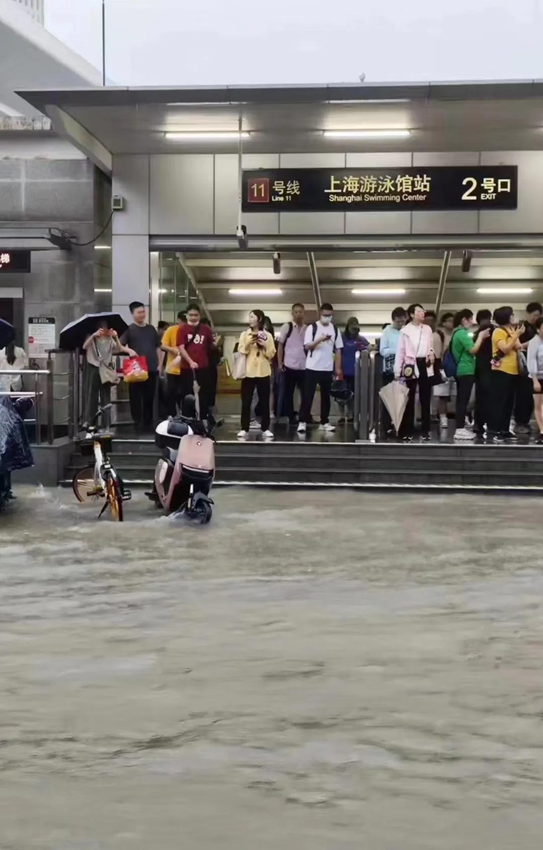 #随手记录秋日生活#我在上海游泳馆，我只能游泳过去了