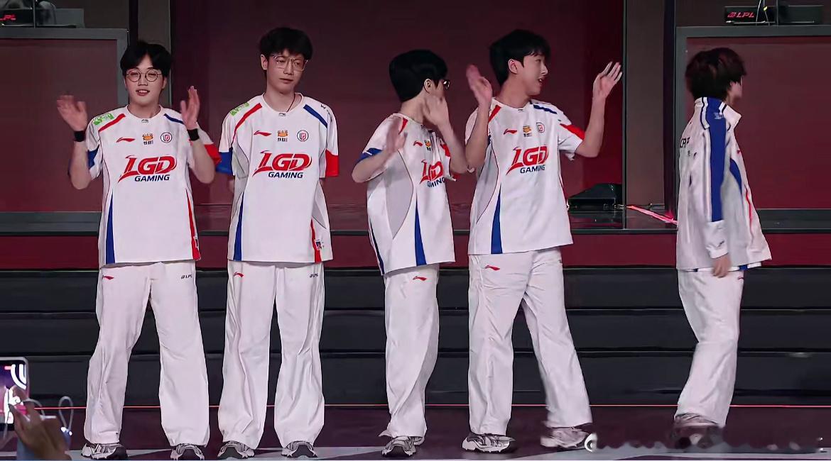 LGD战胜TES 恭喜LGD！揭幕战拿下比赛胜利[打call]2026lpl季后