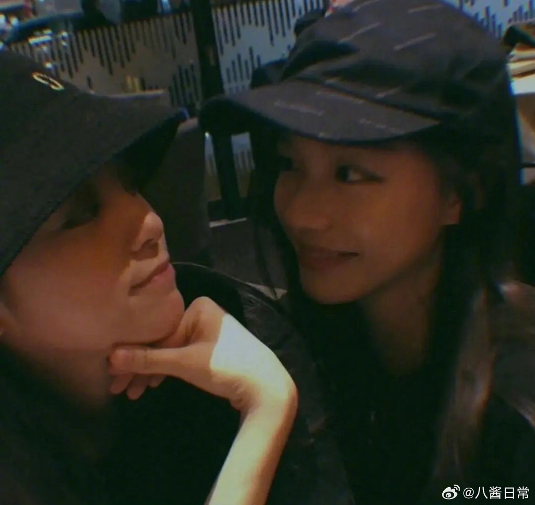 豆瓣突然好多开帖夸綦美合颜值的 