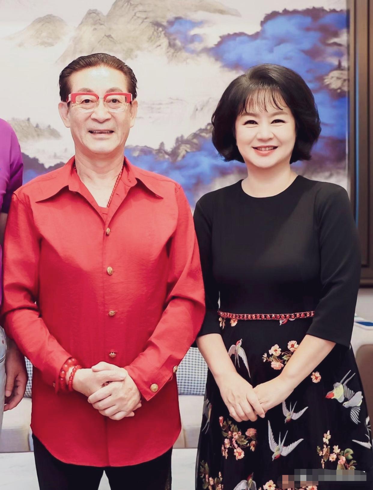 “六小龄童”笑意沉稳儒雅；“鞠萍姐姐”眉眼弯弯笑容柔和，二人并肩而立，经典同框，