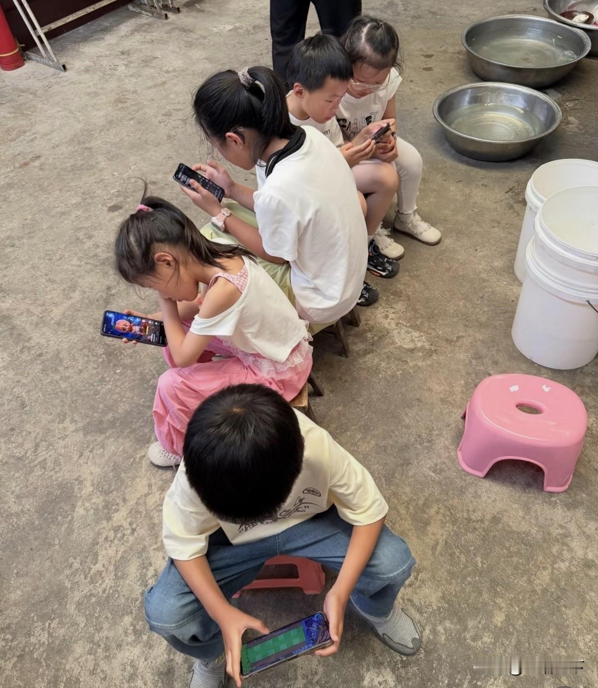 情绪稳定的我，是真想把孩子们的手机都摔了[发怒]过个暑假孩子们都废了，人手一部手