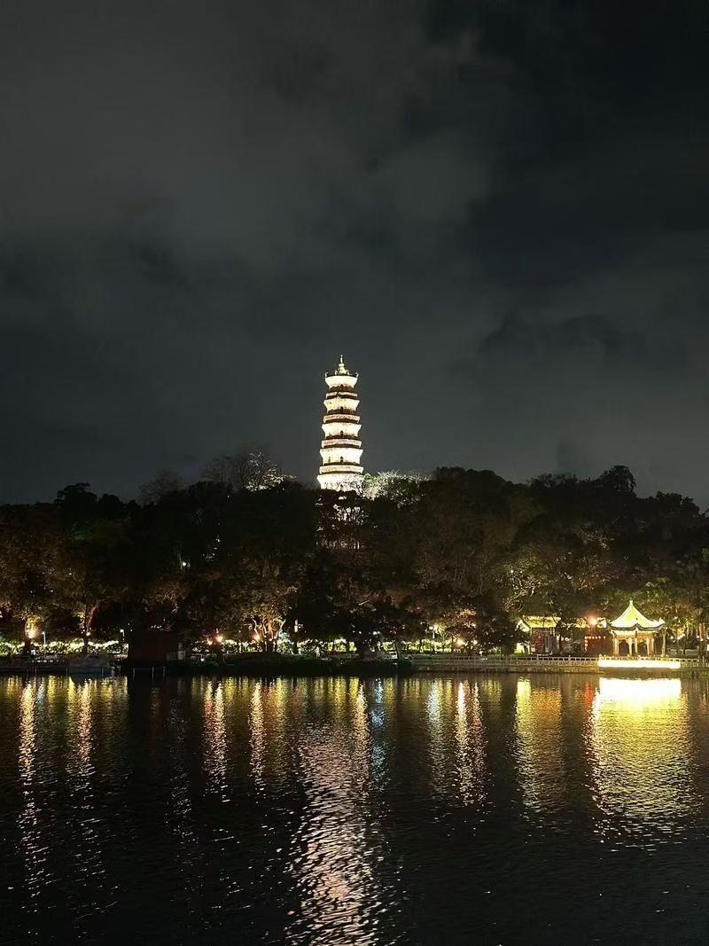 中年

午后的阳光斜斜地照进来，落在办公桌的隔断上，明晃晃的，刺眼。对面坐着的小
