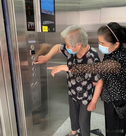 这样有素质的人尤其是老年人为数不少，社会主流还是讲究文明礼貌的。
但是也不排除还