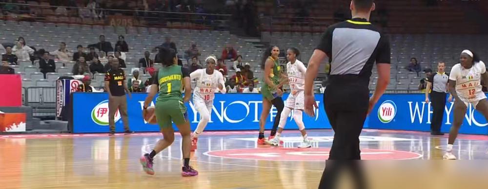 最懂女篮的，竟是刚被骂下课的功勋教练。
 
场上被欧洲冠军比利时摁着打，输了15