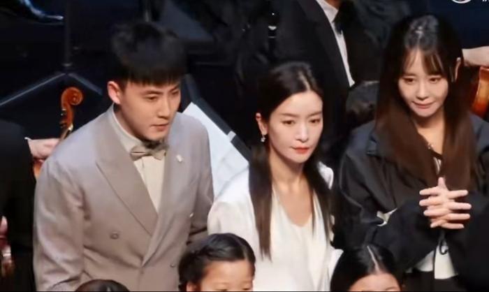 张睿李晟同框引爆回忆杀！五阿哥小燕子12年后再合体，网友：爷青回！
🔥 一抱回