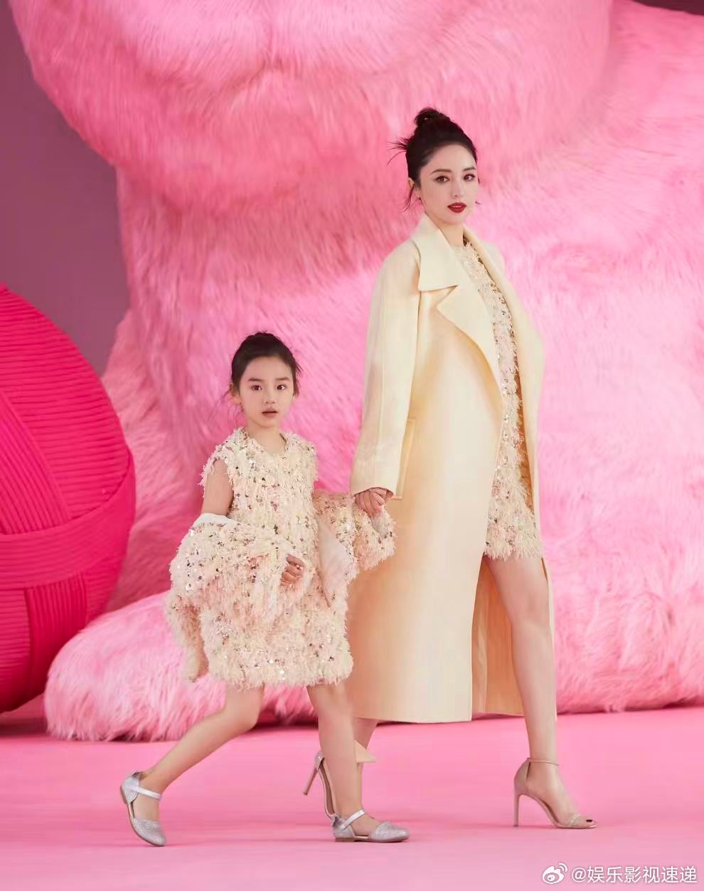 仿佛看到了董璇带小酒窝的样子 叶泽那段看得我心里暖暖的。他学姥姥的样子，就像我们