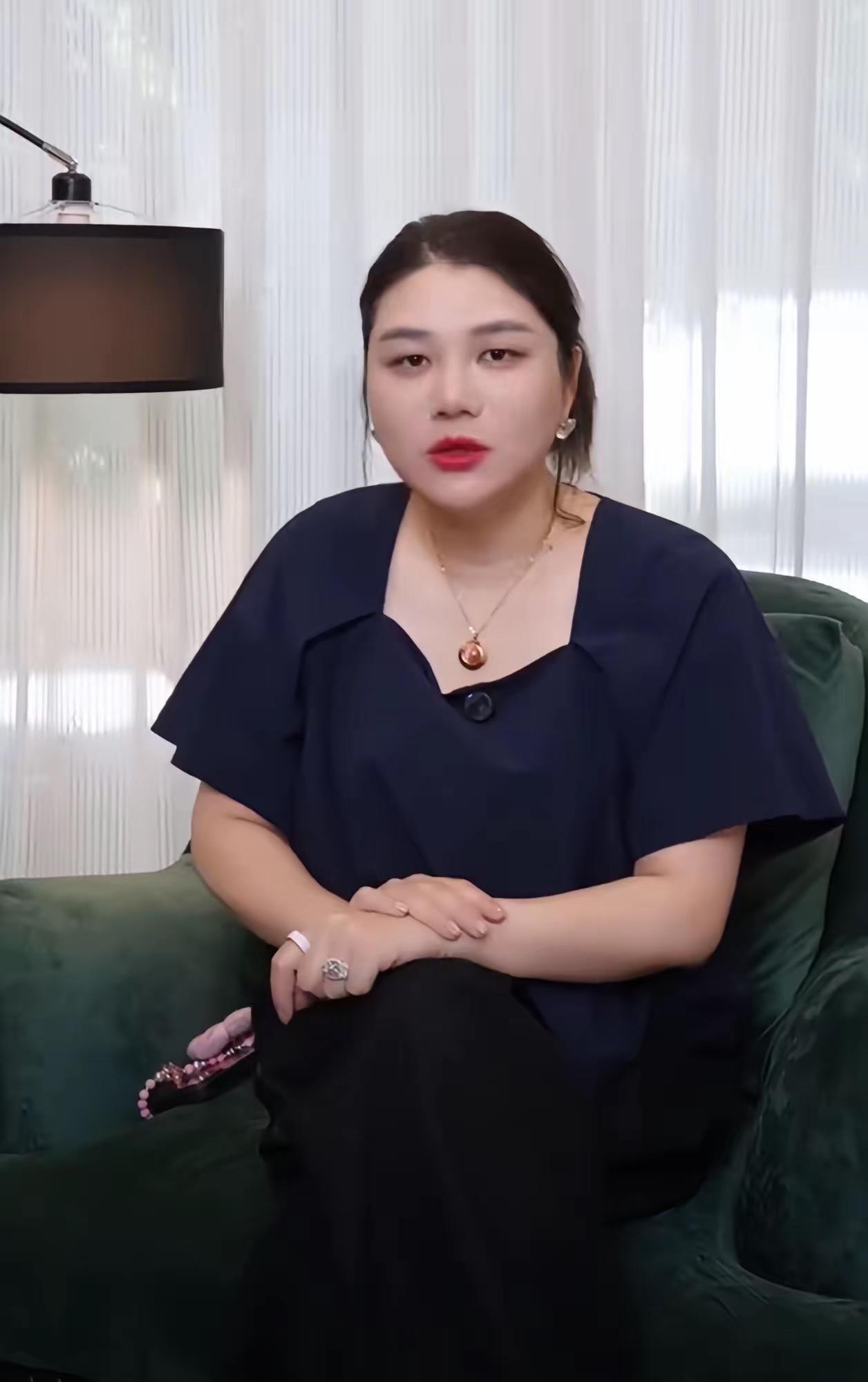 著名经纪人杨天真又上热搜了，不过这一次是因为复胖了约20斤。

她之前减肥的成果