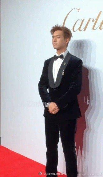 #李现怼脸生视频状态# 李现这怼脸生视频状态堪称一绝！每一个刁钻角度都轻松 ho